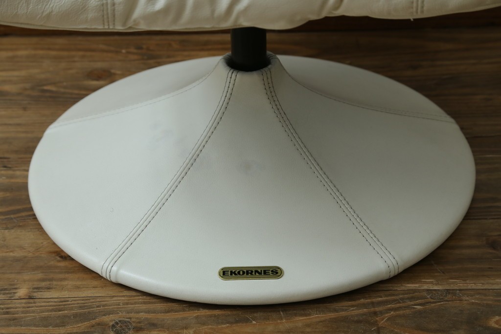 中古　希少な廃番品　EKORNES(エコーネス)　最上級クラス　ドルチェシリーズ　ゆったりとしたつくりのストレスレスチェアとオットマンのセット　定価約50万円　(R-086041)