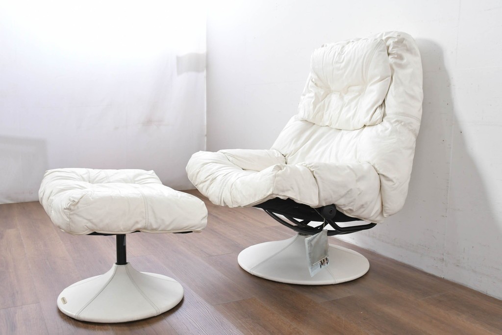 中古　希少な廃番品　EKORNES(エコーネス)　最上級クラス　ドルチェシリーズ　ゆったりとしたつくりのストレスレスチェアとオットマンのセット　定価約50万円　(R-086041)