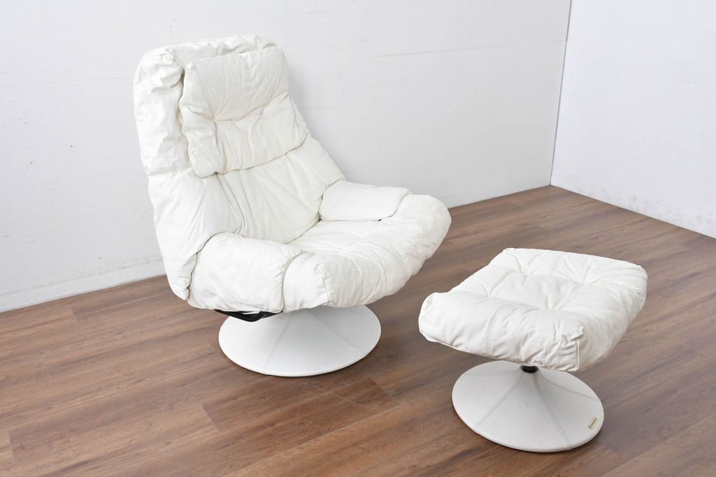 中古　希少な廃番品　EKORNES(エコーネス)　最上級クラス　ドルチェシリーズ　ゆったりとしたつくりのストレスレスチェアとオットマンのセット　定価約50万円　(R-086041)