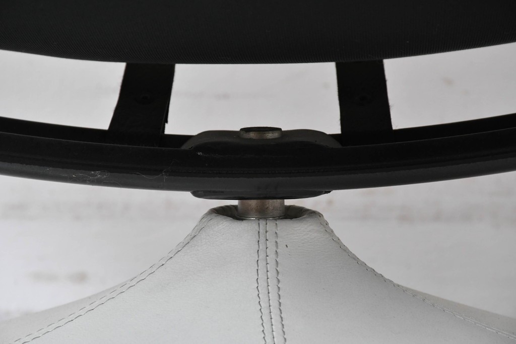 中古　希少な廃番品　EKORNES(エコーネス)　最上級クラス　ドルチェシリーズ　ゆったりとしたつくりのストレスレスチェアとオットマンのセット　定価約50万円　(R-086041)