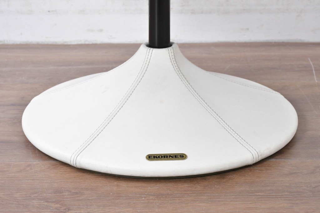 中古　希少な廃番品　EKORNES(エコーネス)　最上級クラス　ドルチェシリーズ　ゆったりとしたつくりのストレスレスチェアとオットマンのセット　定価約50万円　(R-086041)