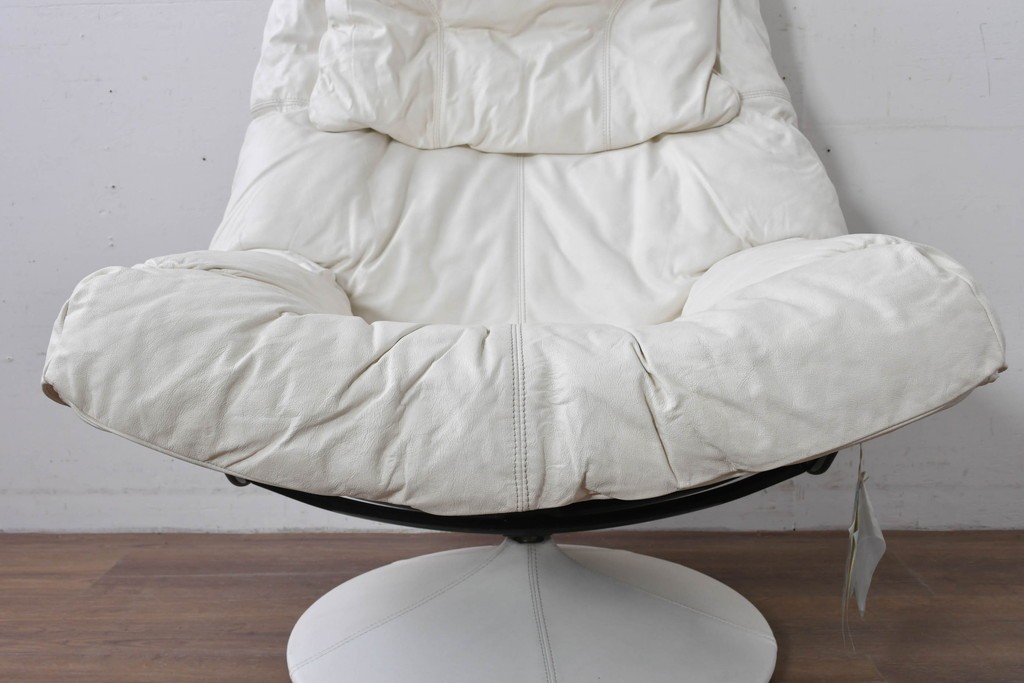 中古　希少な廃番品　EKORNES(エコーネス)　最上級クラス　ドルチェシリーズ　ゆったりとしたつくりのストレスレスチェアとオットマンのセット　定価約50万円　(R-086041)