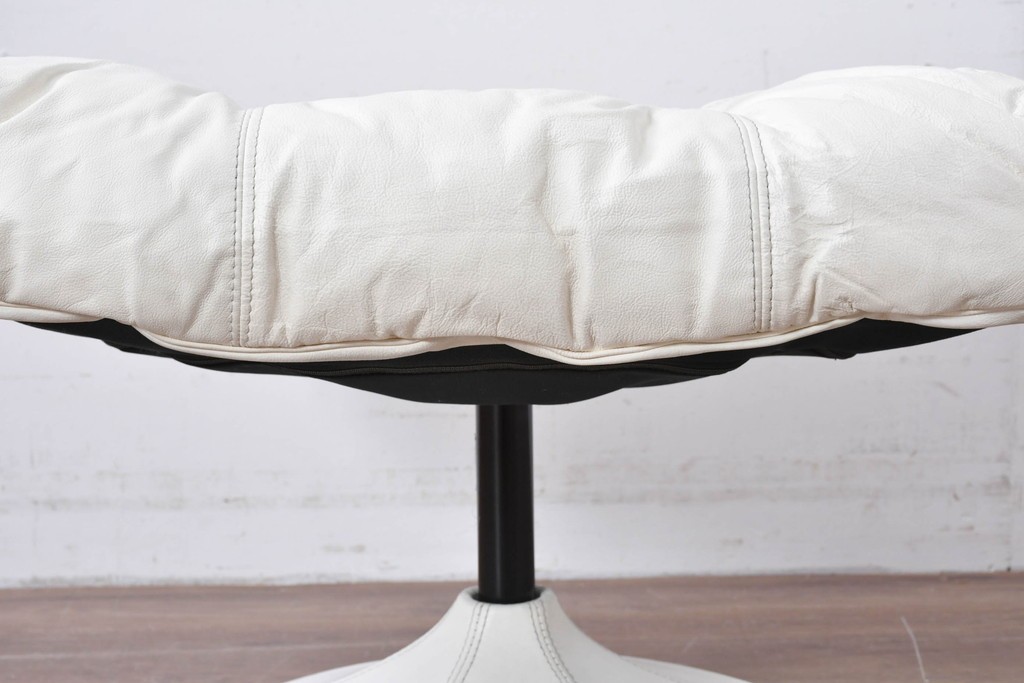 中古　希少な廃番品　EKORNES(エコーネス)　最上級クラス　ドルチェシリーズ　ゆったりとしたつくりのストレスレスチェアとオットマンのセット　定価約50万円　(R-086041)