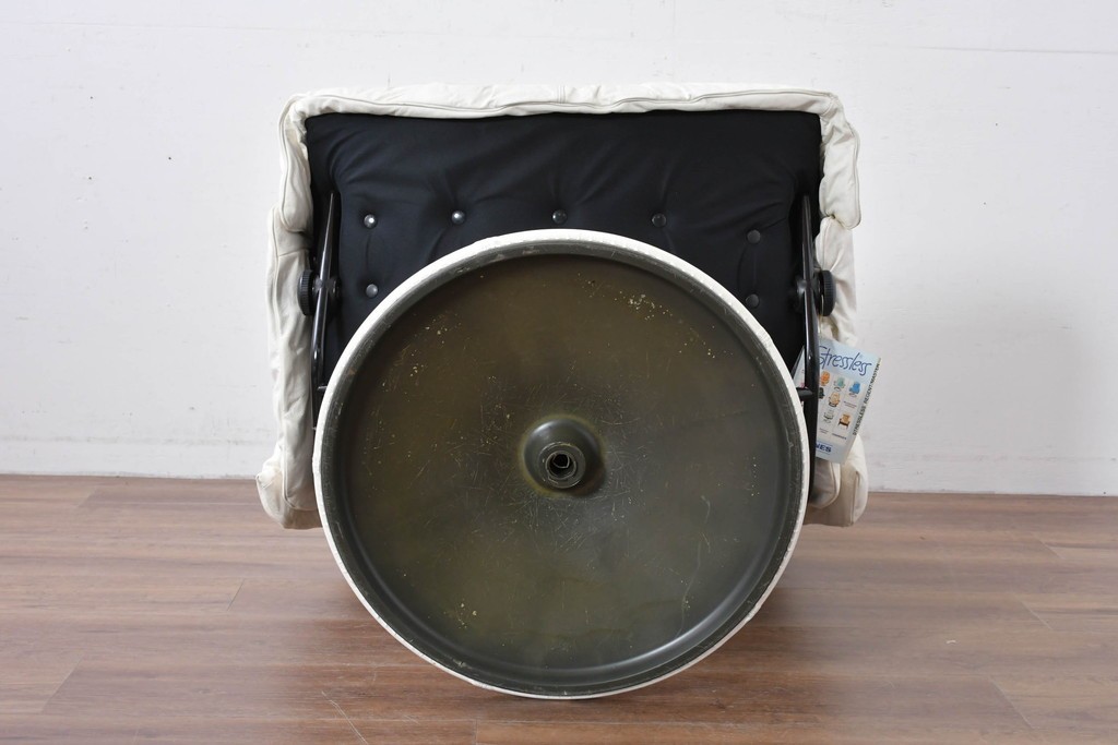 中古　希少な廃番品　EKORNES(エコーネス)　最上級クラス　ドルチェシリーズ　ゆったりとしたつくりのストレスレスチェアとオットマンのセット　定価約50万円　(R-086041)