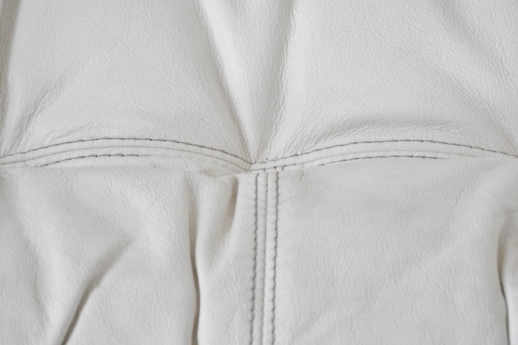 中古　希少な廃番品　EKORNES(エコーネス)　最上級クラス　ドルチェシリーズ　ゆったりとしたつくりのストレスレスチェアとオットマンのセット　定価約50万円　(R-086041)