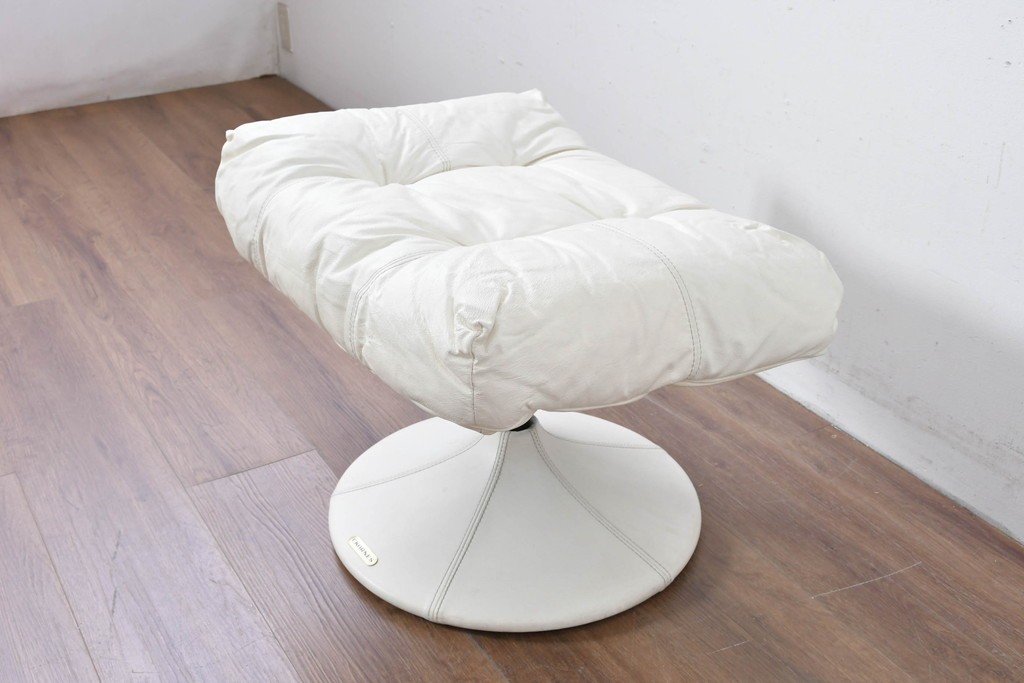 中古　希少な廃番品　EKORNES(エコーネス)　最上級クラス　ドルチェシリーズ　ゆったりとしたつくりのストレスレスチェアとオットマンのセット　定価約50万円　(R-086041)