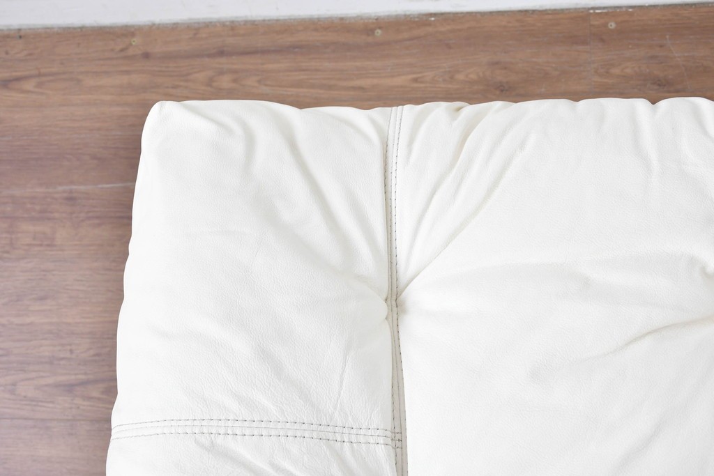 中古　希少な廃番品　EKORNES(エコーネス)　最上級クラス　ドルチェシリーズ　ゆったりとしたつくりのストレスレスチェアとオットマンのセット　定価約50万円　(R-086041)