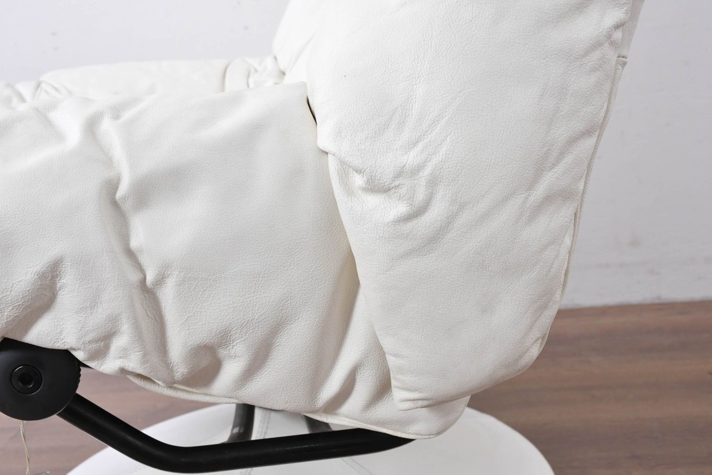 中古　希少な廃番品　EKORNES(エコーネス)　最上級クラス　ドルチェシリーズ　ゆったりとしたつくりのストレスレスチェアとオットマンのセット　定価約50万円　(R-086041)