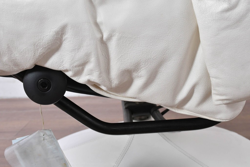 中古　希少な廃番品　EKORNES(エコーネス)　最上級クラス　ドルチェシリーズ　ゆったりとしたつくりのストレスレスチェアとオットマンのセット　定価約50万円　(R-086041)