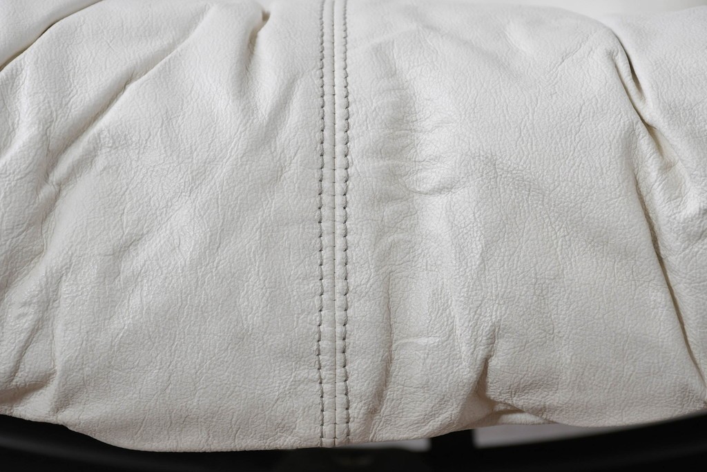 中古　希少な廃番品　EKORNES(エコーネス)　最上級クラス　ドルチェシリーズ　ゆったりとしたつくりのストレスレスチェアとオットマンのセット　定価約50万円　(R-086041)