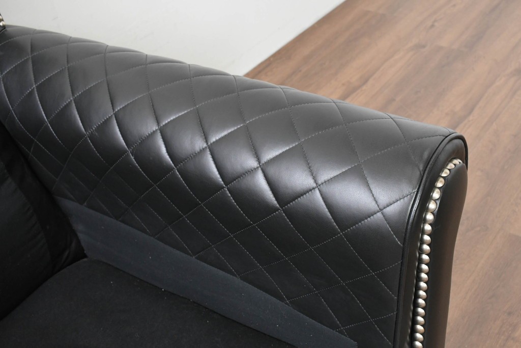 中古　超美品　アメリカ最高級ブランド　センチュリー(CENTURY)　レザーキルティングが魅力の1人掛けソファとオットマンセット　定価約135万円　(R-086042)