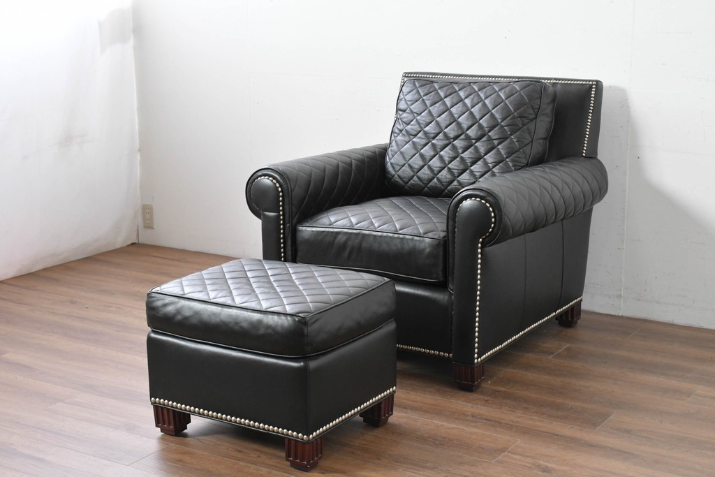 中古　超美品　アメリカ最高級ブランド　センチュリー(CENTURY)　レザーキルティングが魅力の1人掛けソファとオットマンセット　定価約135万円　(R-086042)