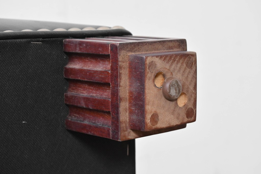 中古　超美品　アメリカ最高級ブランド　センチュリー(CENTURY)　レザーキルティングが魅力の1人掛けソファとオットマンセット　定価約135万円　(R-086042)