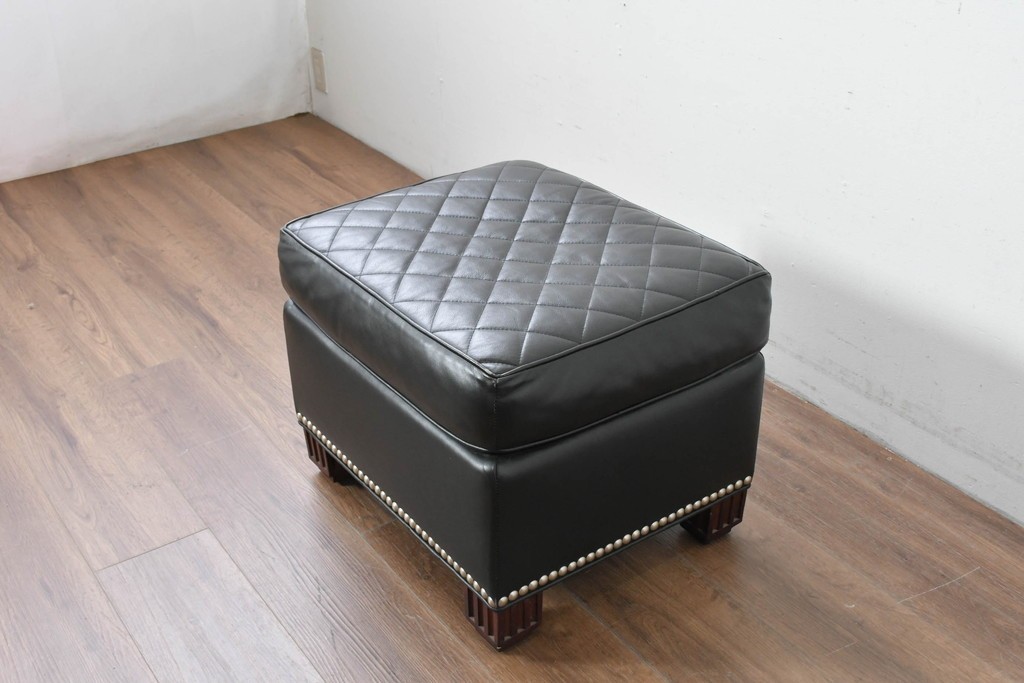 中古　超美品　アメリカ最高級ブランド　センチュリー(CENTURY)　レザーキルティングが魅力の1人掛けソファとオットマンセット　定価約135万円　(R-086042)