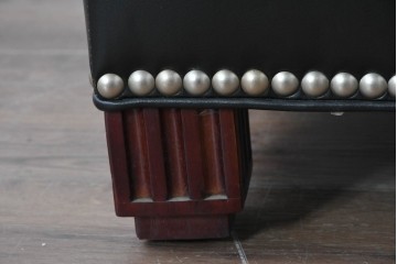 中古　超美品　アメリカ最高級ブランド　センチュリー(CENTURY)　レザーキルティングが魅力の1人掛けソファとオットマンセット　定価約135万円　(R-086042)