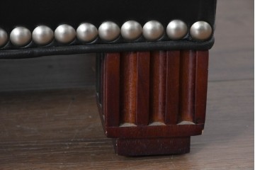 中古　超美品　アメリカ最高級ブランド　センチュリー(CENTURY)　レザーキルティングが魅力の1人掛けソファとオットマンセット　定価約135万円　(R-086042)