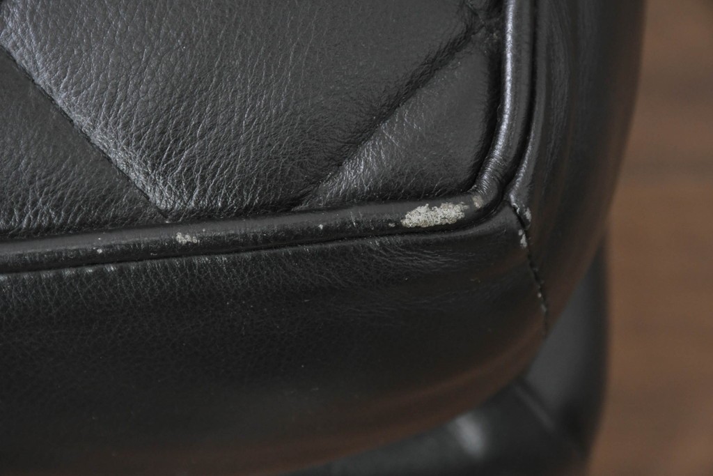 中古　超美品　アメリカ最高級ブランド　センチュリー(CENTURY)　レザーキルティングが魅力の1人掛けソファとオットマンセット　定価約135万円　(R-086042)