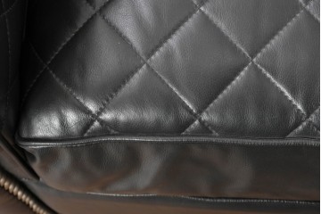 中古　超美品　アメリカ最高級ブランド　センチュリー(CENTURY)　レザーキルティングが魅力の1人掛けソファとオットマンセット　定価約135万円　(R-086042)