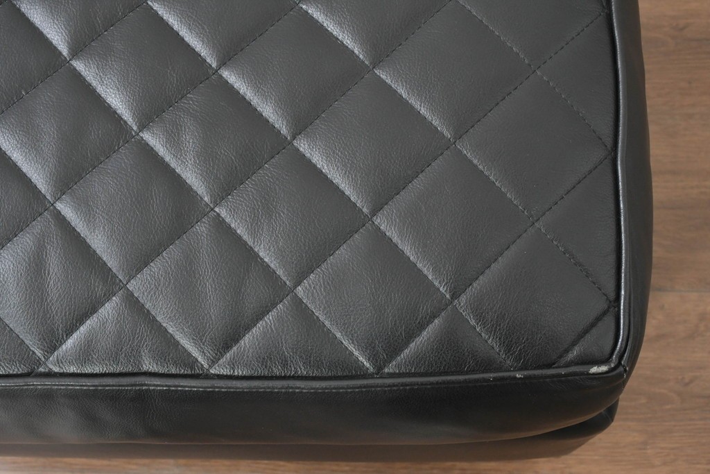 中古　超美品　アメリカ最高級ブランド　センチュリー(CENTURY)　レザーキルティングが魅力の1人掛けソファとオットマンセット　定価約135万円　(R-086042)