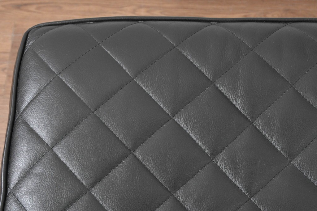 中古　超美品　アメリカ最高級ブランド　センチュリー(CENTURY)　レザーキルティングが魅力の1人掛けソファとオットマンセット　定価約135万円　(R-086042)