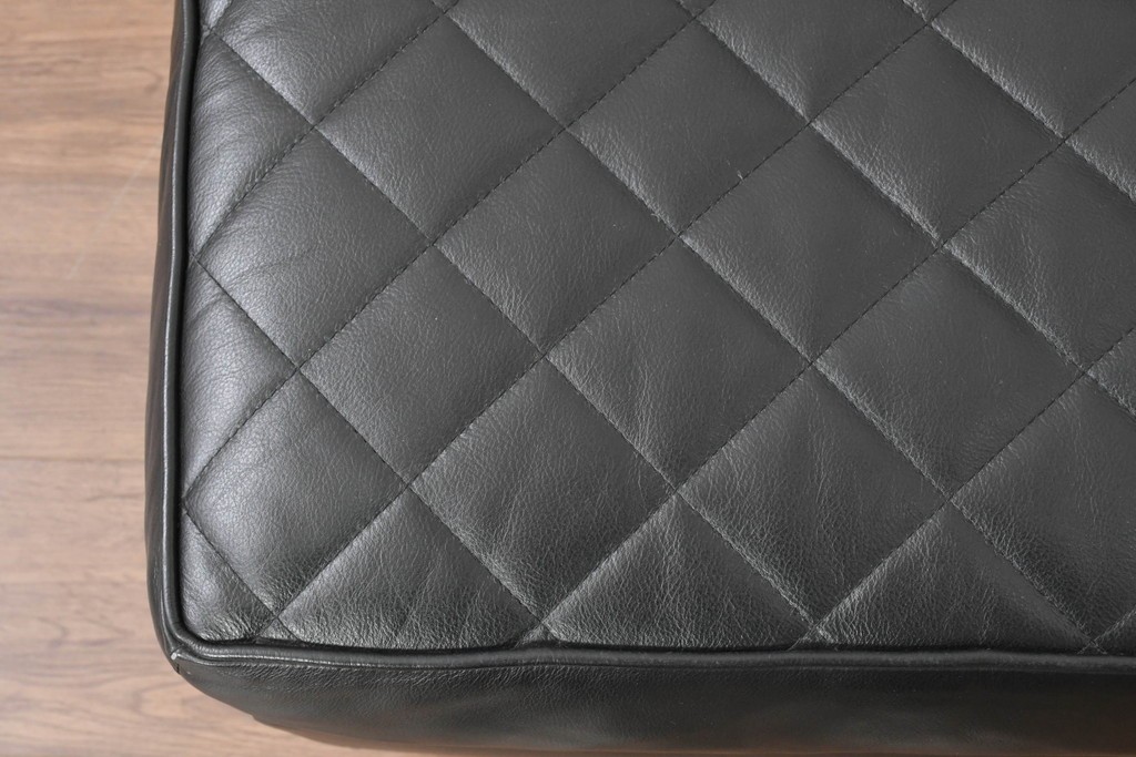 中古　超美品　アメリカ最高級ブランド　センチュリー(CENTURY)　レザーキルティングが魅力の1人掛けソファとオットマンセット　定価約135万円　(R-086042)