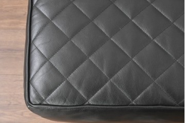 中古　超美品　アメリカ最高級ブランド　センチュリー(CENTURY)　レザーキルティングが魅力の1人掛けソファとオットマンセット　定価約135万円　(R-086042)