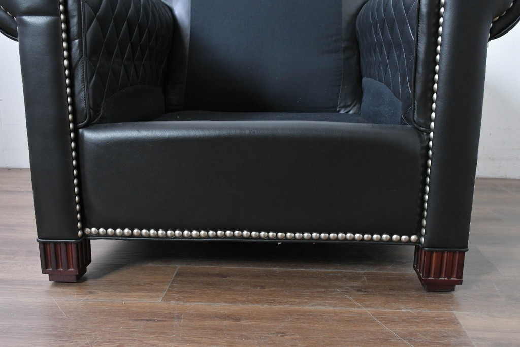 中古　超美品　アメリカ最高級ブランド　センチュリー(CENTURY)　レザーキルティングが魅力の1人掛けソファとオットマンセット　定価約135万円　(R-086042)