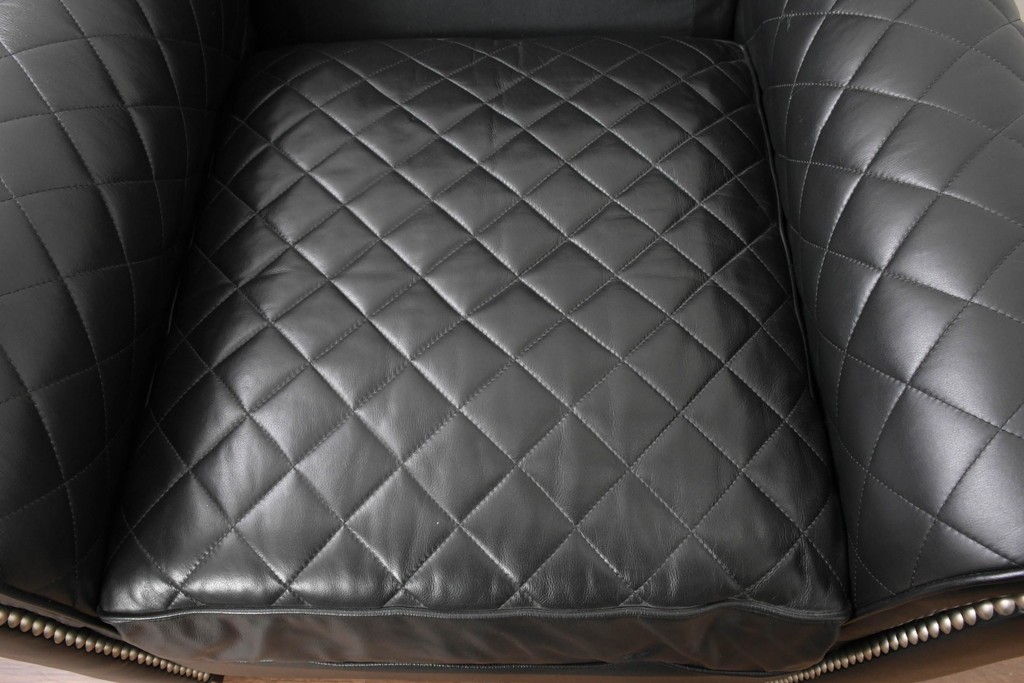 中古　超美品　アメリカ最高級ブランド　センチュリー(CENTURY)　レザーキルティングが魅力の1人掛けソファとオットマンセット　定価約135万円　(R-086042)