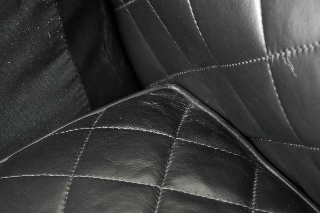 中古　超美品　アメリカ最高級ブランド　センチュリー(CENTURY)　レザーキルティングが魅力の1人掛けソファとオットマンセット　定価約135万円　(R-086042)