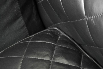 中古　超美品　アメリカ最高級ブランド　センチュリー(CENTURY)　レザーキルティングが魅力の1人掛けソファとオットマンセット　定価約135万円　(R-086042)