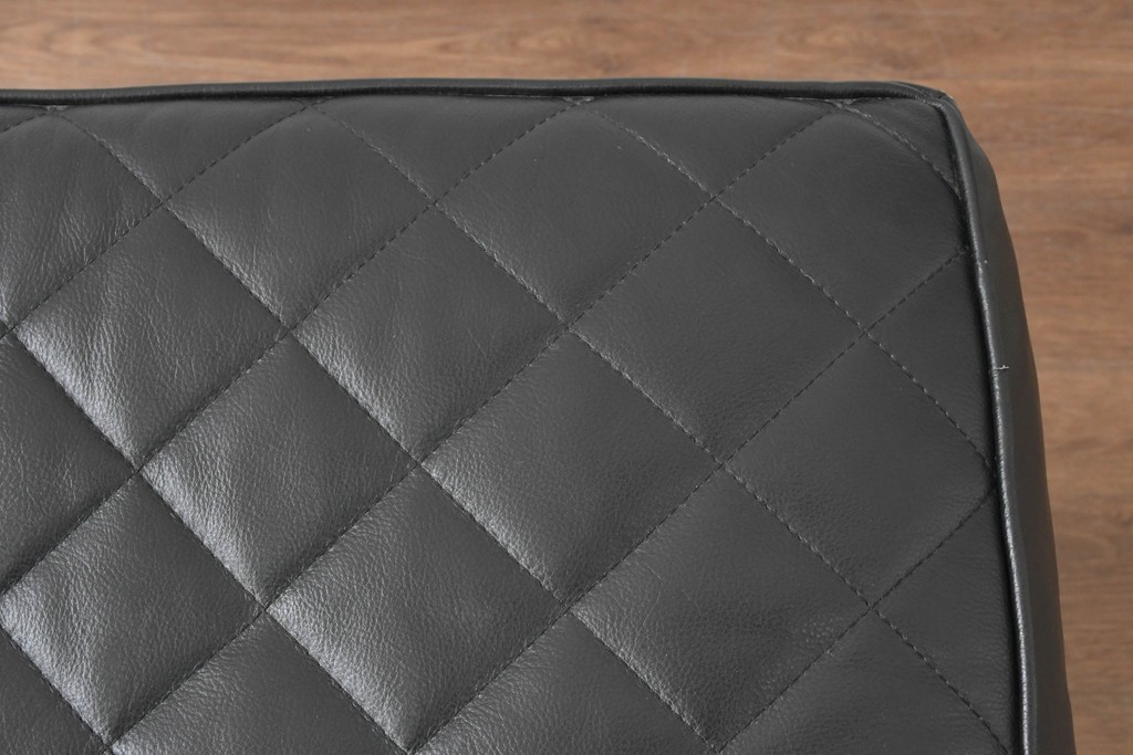 中古　超美品　アメリカ最高級ブランド　センチュリー(CENTURY)　レザーキルティングが魅力の1人掛けソファとオットマンセット　定価約135万円　(R-086042)