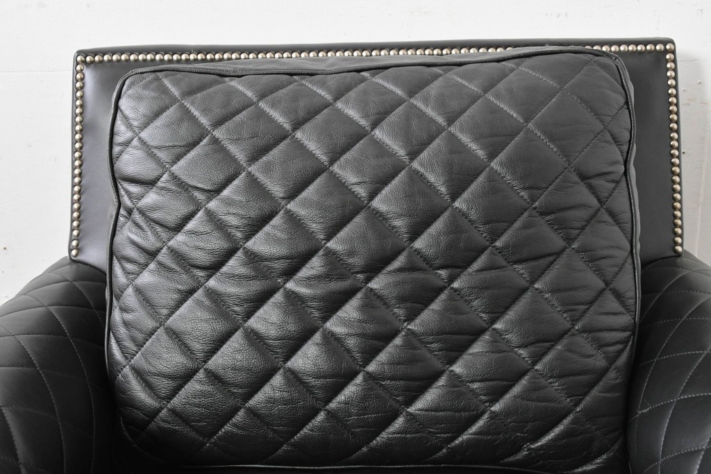 中古　超美品　アメリカ最高級ブランド　センチュリー(CENTURY)　レザーキルティングが魅力の1人掛けソファとオットマンセット　定価約135万円　(R-086042)
