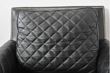 中古　超美品　アメリカ最高級ブランド　センチュリー(CENTURY)　レザーキルティングが魅力の1人掛けソファとオットマンセット　定価約135万円　(R-086042)