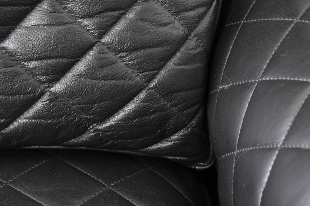 中古　超美品　アメリカ最高級ブランド　センチュリー(CENTURY)　レザーキルティングが魅力の1人掛けソファとオットマンセット　定価約135万円　(R-086042)