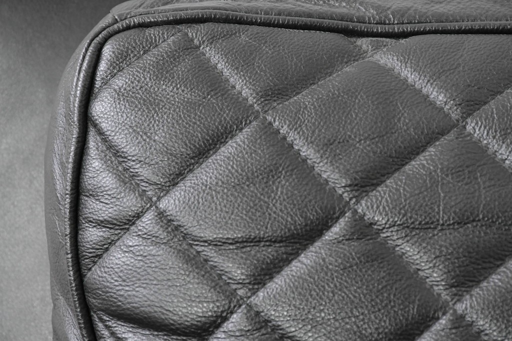 中古　超美品　アメリカ最高級ブランド　センチュリー(CENTURY)　レザーキルティングが魅力の1人掛けソファとオットマンセット　定価約135万円　(R-086042)