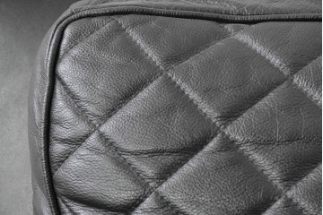 中古　超美品　アメリカ最高級ブランド　センチュリー(CENTURY)　レザーキルティングが魅力の1人掛けソファとオットマンセット　定価約135万円　(R-086042)