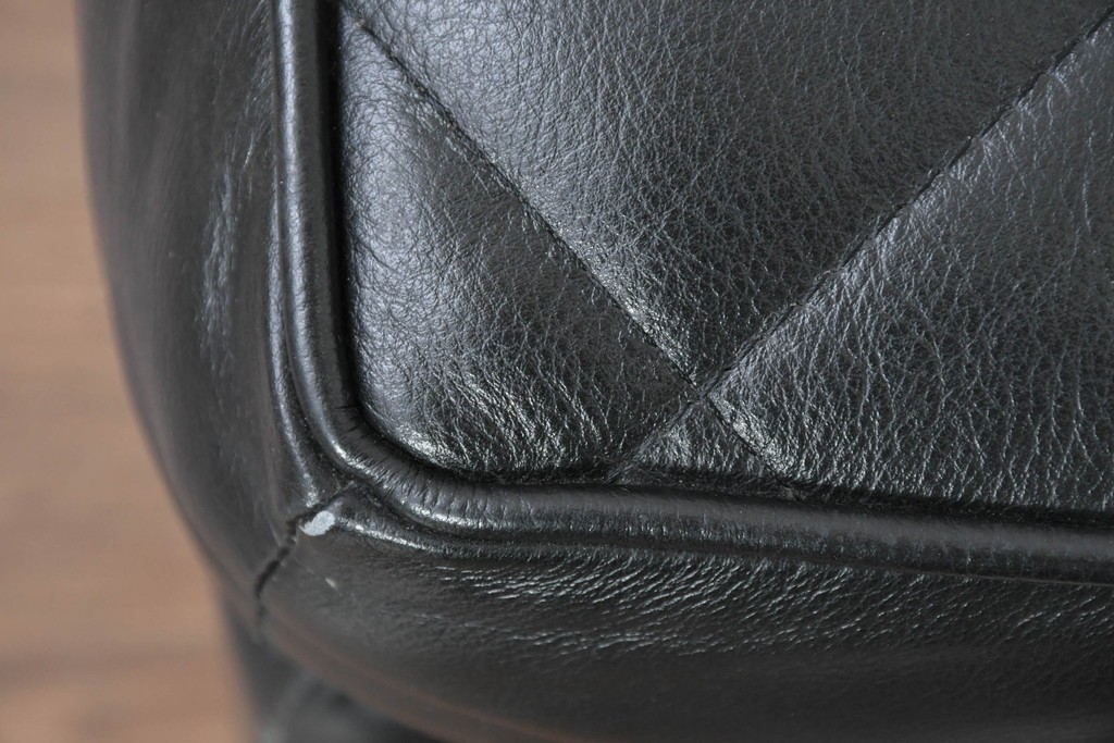 中古　超美品　アメリカ最高級ブランド　センチュリー(CENTURY)　レザーキルティングが魅力の1人掛けソファとオットマンセット　定価約135万円　(R-086042)