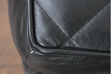 中古　超美品　アメリカ最高級ブランド　センチュリー(CENTURY)　レザーキルティングが魅力の1人掛けソファとオットマンセット　定価約135万円　(R-086042)