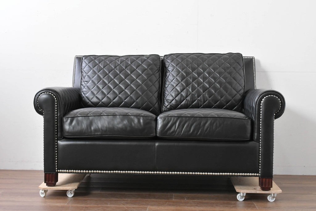 中古　超美品　アメリカ最高級ブランド　センチュリー(CENTURY)　レザーキルティングが魅力の2人掛けソファ　定価約180万円　(R-086043)