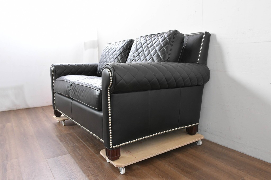 中古　超美品　アメリカ最高級ブランド　センチュリー(CENTURY)　レザーキルティングが魅力の2人掛けソファ　定価約180万円　(R-086043)