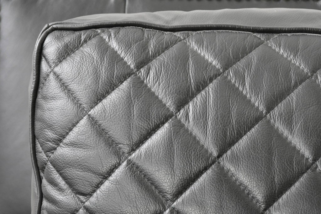 中古　超美品　アメリカ最高級ブランド　センチュリー(CENTURY)　レザーキルティングが魅力の2人掛けソファ　定価約180万円　(R-086043)