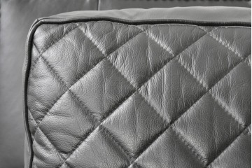 中古　超美品　アメリカ最高級ブランド　センチュリー(CENTURY)　レザーキルティングが魅力の2人掛けソファ　定価約180万円　(R-086043)