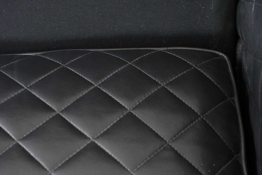 中古　超美品　アメリカ最高級ブランド　センチュリー(CENTURY)　レザーキルティングが魅力の2人掛けソファ　定価約180万円　(R-086043)