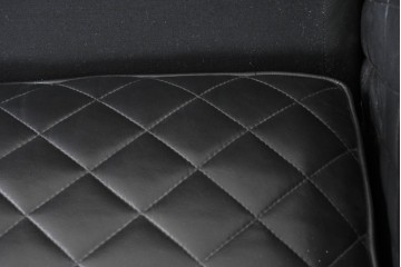 中古　超美品　アメリカ最高級ブランド　センチュリー(CENTURY)　レザーキルティングが魅力の2人掛けソファ　定価約180万円　(R-086043)