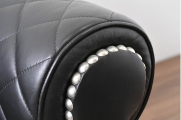 中古　超美品　アメリカ最高級ブランド　センチュリー(CENTURY)　レザーキルティングが魅力の2人掛けソファ　定価約180万円　(R-086043)