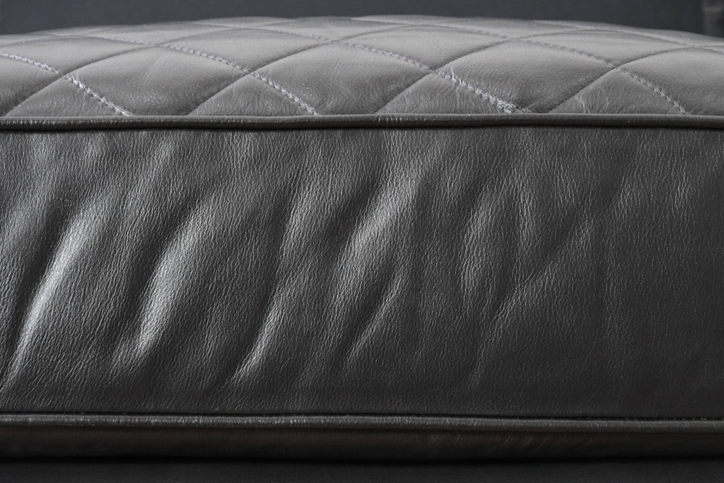 中古　超美品　アメリカ最高級ブランド　センチュリー(CENTURY)　レザーキルティングが魅力の2人掛けソファ　定価約180万円　(R-086043)