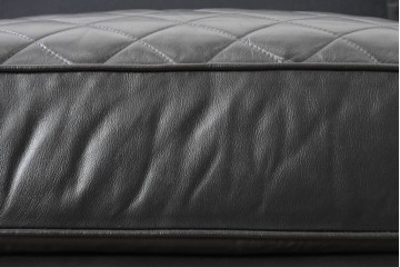 中古　超美品　アメリカ最高級ブランド　センチュリー(CENTURY)　レザーキルティングが魅力の2人掛けソファ　定価約180万円　(R-086043)