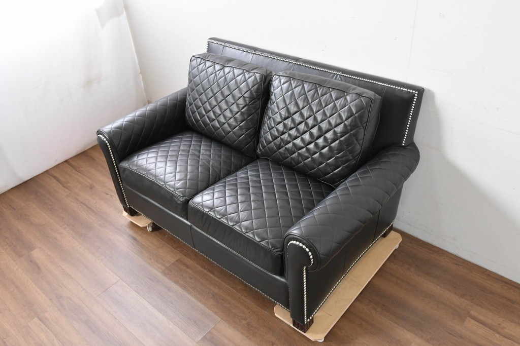 中古　超美品　アメリカ最高級ブランド　センチュリー(CENTURY)　レザーキルティングが魅力の2人掛けソファ　定価約180万円　(R-086043)