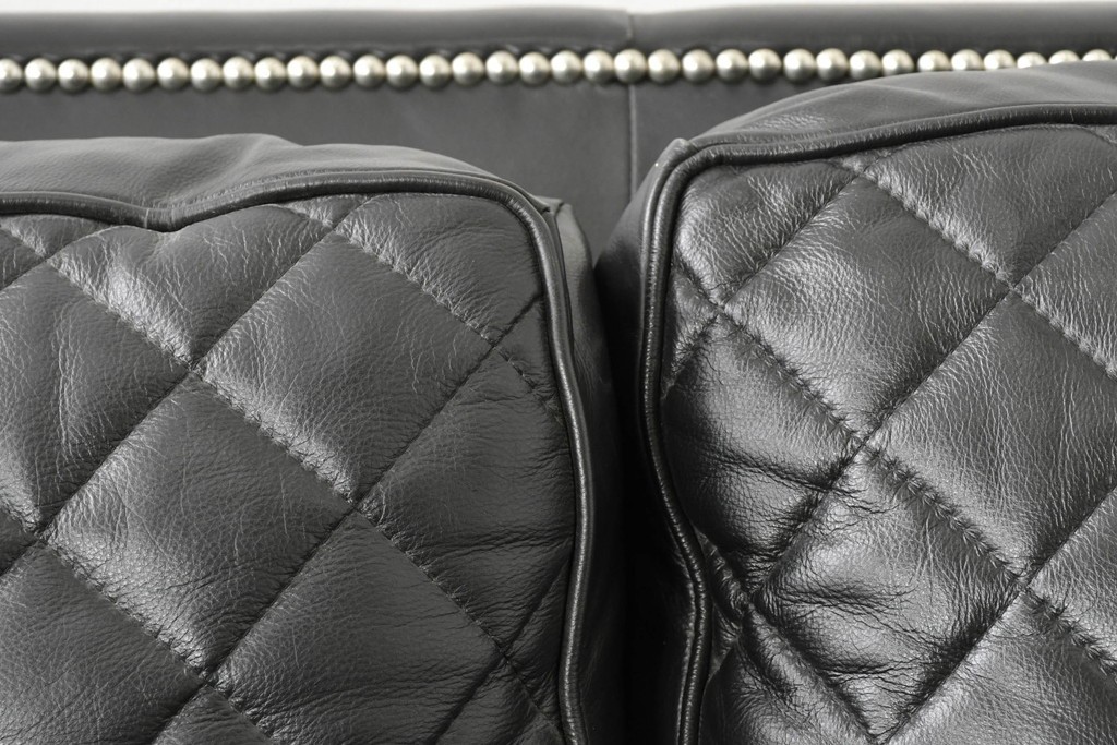 中古　超美品　アメリカ最高級ブランド　センチュリー(CENTURY)　レザーキルティングが魅力の2人掛けソファ　定価約180万円　(R-086043)