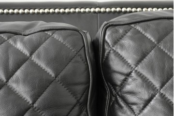 中古　超美品　アメリカ最高級ブランド　センチュリー(CENTURY)　レザーキルティングが魅力の2人掛けソファ　定価約180万円　(R-086043)